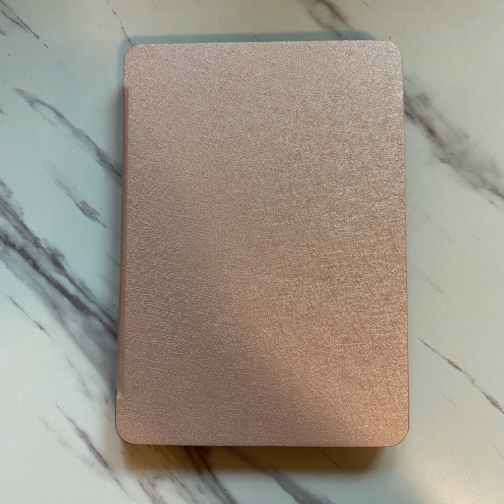 Kindle No Ads 2019 with case and charger cord